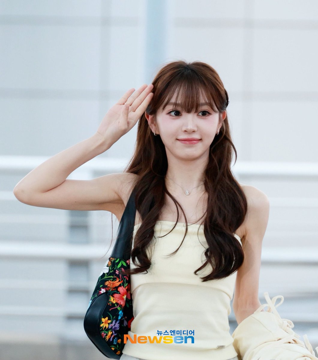 weistory97's tweet photo. รูปจาก Newsen โซคิ้วมากๆ ไอดอลสาว💛

#TianXiwei #เถียนซีเวย https://t.co/UDbRQ8tGhK