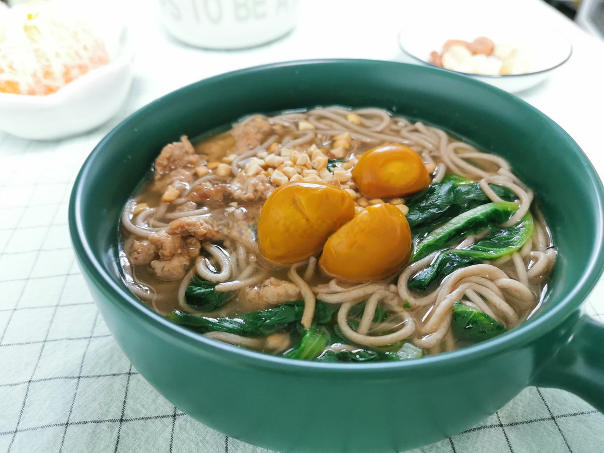 Ear_In_Heaven's tweet photo. [From eating instant noodles every day to cooking fresh veggies u0026 rice at my small desk—2 months of small changes taste way sweeter than takeout. ]， https://t.co/jn5FshzObm