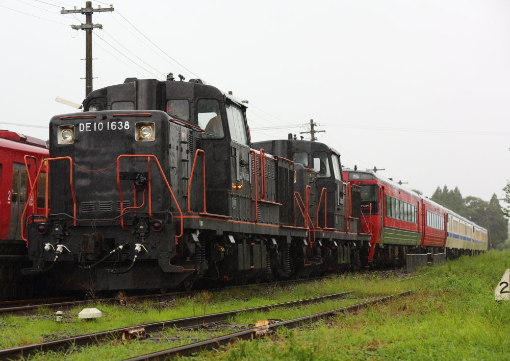 kuro481_1's tweet photo. #悪天候の中でも撮影した鉄道写真を貼れ

赤水駅抑止中の、ななつ星確認列車😥 https://t.co/j5nhBRfKD5