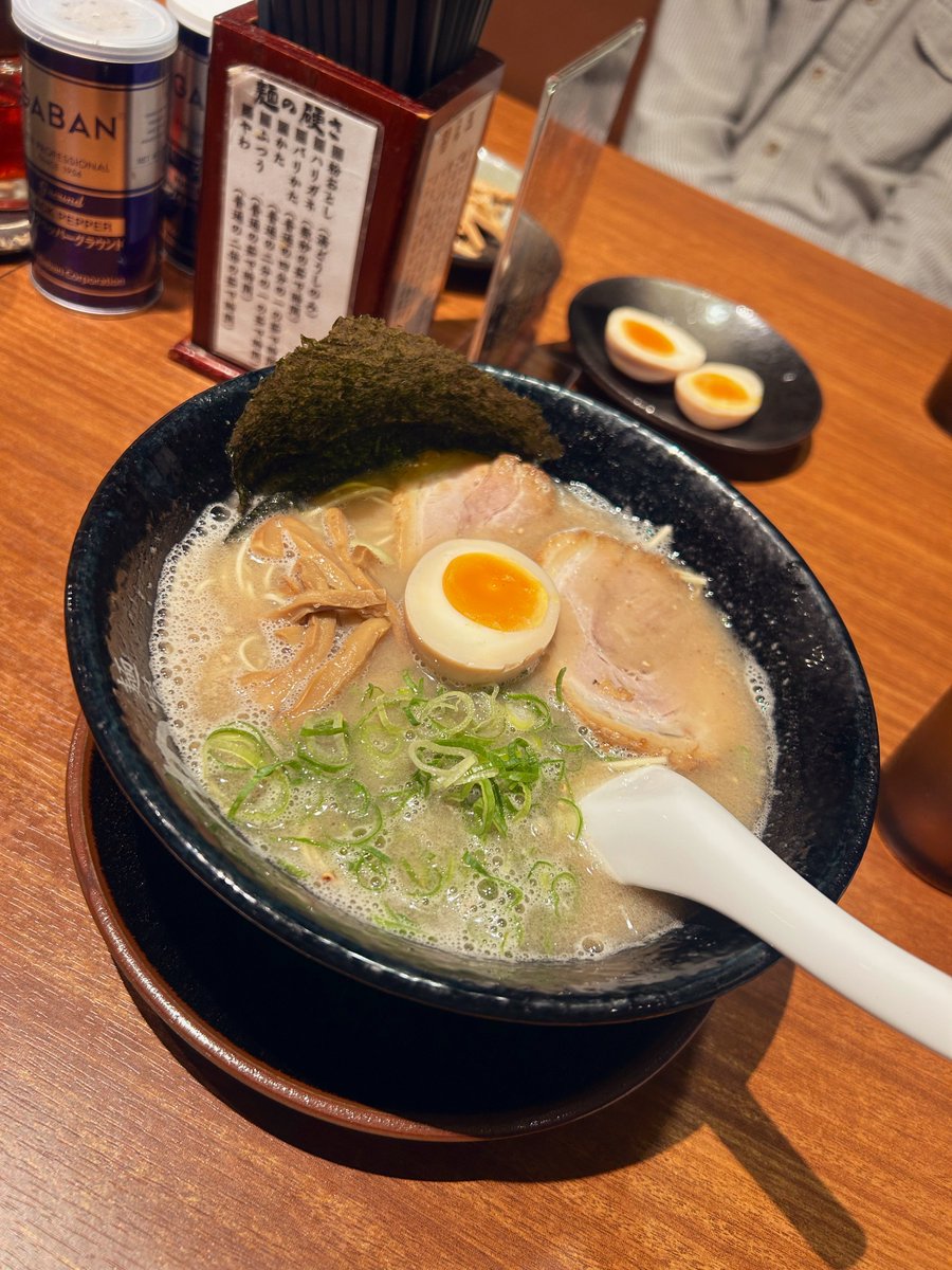 s_rt41's tweet photo. バイト終わりラーメン 🍜 （浜松のみ）
好みが分かれるのかもしれませんが、自分はどの店も割と好きです！

① 麺屋めん虎 浜松店（こってりラーメン）
② 麺匠家 幸店（醤油ラーメン）
③ はままつ 魂心家（醤油ラーメン？）
④ カプサイメン 浜松店（カプサイメン（中辛）） https://t.co/l6FToWNpL0
