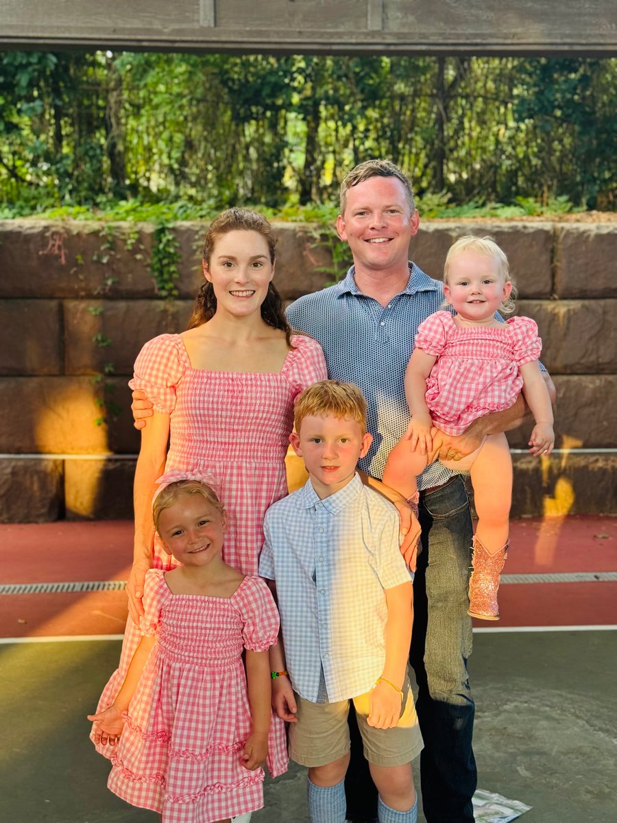 Michellebbz's tweet photo. This morning at 9am is a very important time to pray for baby Annelise. Look at this photo of this precious family. Our God performs miracles every day. God, we need one. Please, as you wake up this morning, pray for this family, baby Annelise, & the new medical team at @OchsnerHealth.