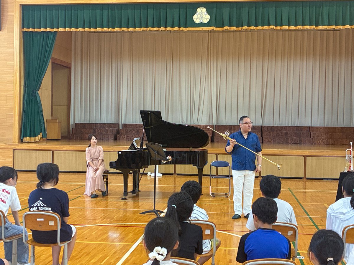 kibou_hall's tweet photo. トランペット奏者 高見信行 さんとピアニスト 大野真由子 さんの #酒田 での活動がスタート！市内小学校でクラスコンサートを行います。
本日は松原小学校、松陵小学校を訪問👣✨
お二人の素敵な演奏に児童の皆さんから大きな拍手が送られました！
#希望ホール #トランペット #ピアノ #アウトリーチ https://t.co/dXiBVFnktA