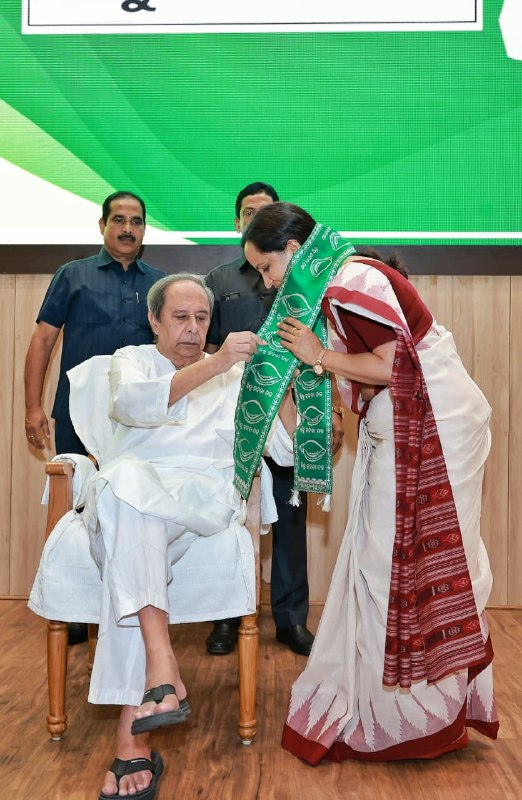 Naveen_Odisha's tweet photo. ବିଜୁ ଜନତା ଦଳରେ ଶ୍ରୀମତୀ ସୁଜାତା ରାଉତଙ୍କୁ ସ୍ଵାଗତ କଲି। ଜଣେ ସାଧାରଣ କର୍ମୀ ଭାବେ ସେ ଦଳରେ ସେବା କରିବେ।

ପ୍ରଶାସନିକ ଅଧିକାରୀ ଭାବେ ସେ ଅନେକ ଭଲ କାମ କରିଛନ୍ତି। ବିଭିନ୍ନ ପଦବୀରେ ରହି ସେ ଅଗଣିତ ଲୋକଙ୍କ ଆଶା ପୂରଣ କରିଛନ୍ତି। ବିଶେଷକରି ‘ମିଶନ ଶକ୍ତି’ ମାଧ୍ୟମରେ ମା’ମାନଙ୍କ ପାଇଁ ଏବଂ ‘ଓଡ଼ିଆ ଭାଷା’କୁ ସମୃଦ୍ଧ କରିବାରେ ବଡ଼ ଯୋଗଦାନ ଦେଇଛନ୍ତି।

ମୋର ବିଶ୍ଵାସ ସେ ସମର୍ପିତ ଭାବେ ବିଜୁ ଜନତା ଦଳ ଏବଂ ଓଡ଼ିଶାବାସୀଙ୍କ ସେବା କରିବେ, ତାଙ୍କୁ ମୋର ଶୁଭେଚ୍ଛା। #BJDWithOdisha