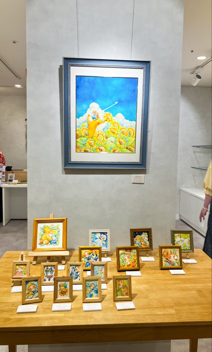 eisakaaaaa's tweet photo. rina urataさん(@gooska0309 )さんの個展 #青のその先へ へ行ってきた🚗
夏のフレッシュさ溢れる空間でした☺️
「こびとたちのお菓子パーティ」のキャプションが、お菓子いっぱいで可愛かった🍪🍭
お迎えした原画が届くのも楽しみ\(♡)/ https://t.co/Tf78325a6i