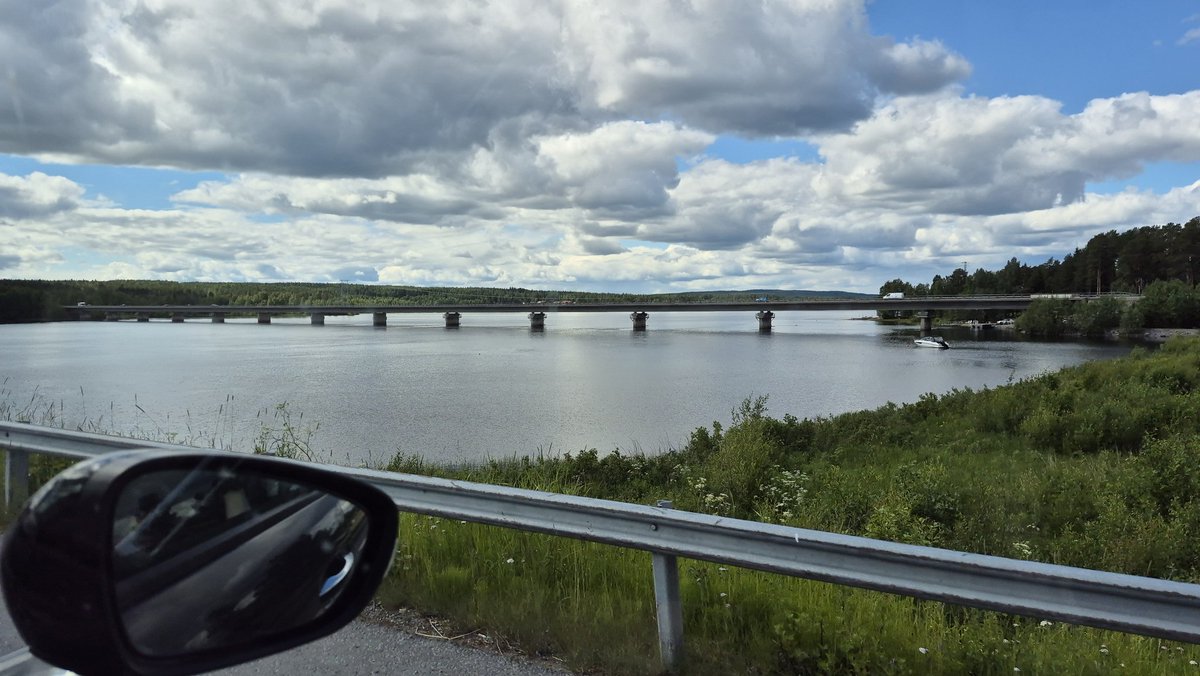 toadling_'s tweet photo. Was a long travel home yesterday. At least the plane had free wifi so I could scroll to waste time 😗 not loving the temperature difference going from 18c to 33c (and tomorrow 38??) https://t.co/0S4Q87B987