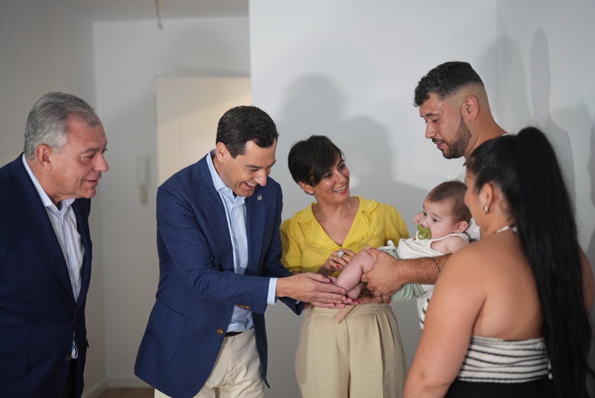 JuanMa_Moreno's tweet photo. ¡Gran alegría!

Entregamos las llaves de su nuevo hogar a 137 familias andaluzas en Palmas Altas, Sevilla. Un nuevo paso adelante gracias al esfuerzo de todos.

Deseamos que sean muy felices.

#Andalucía es referencia de la apuesta por el alquiler social a precio asequible. https://t.co/jWQdQjfqdf