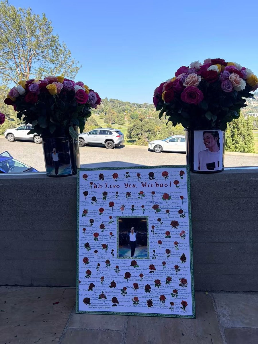 Butterflies7779's tweet photo. 777 Roses For Michael 🌹
An assortment of 1,212 beautiful roses and a poster board honoring everyone who participated are now placed outside Holly Terrace, Michael Jackson's final resting place at Forest Lawn. 🌹✨

Thanks to all who took part 🙏🏽

#17YearsWithoutMichaelJackson https://t.co/kaOvZu1e62