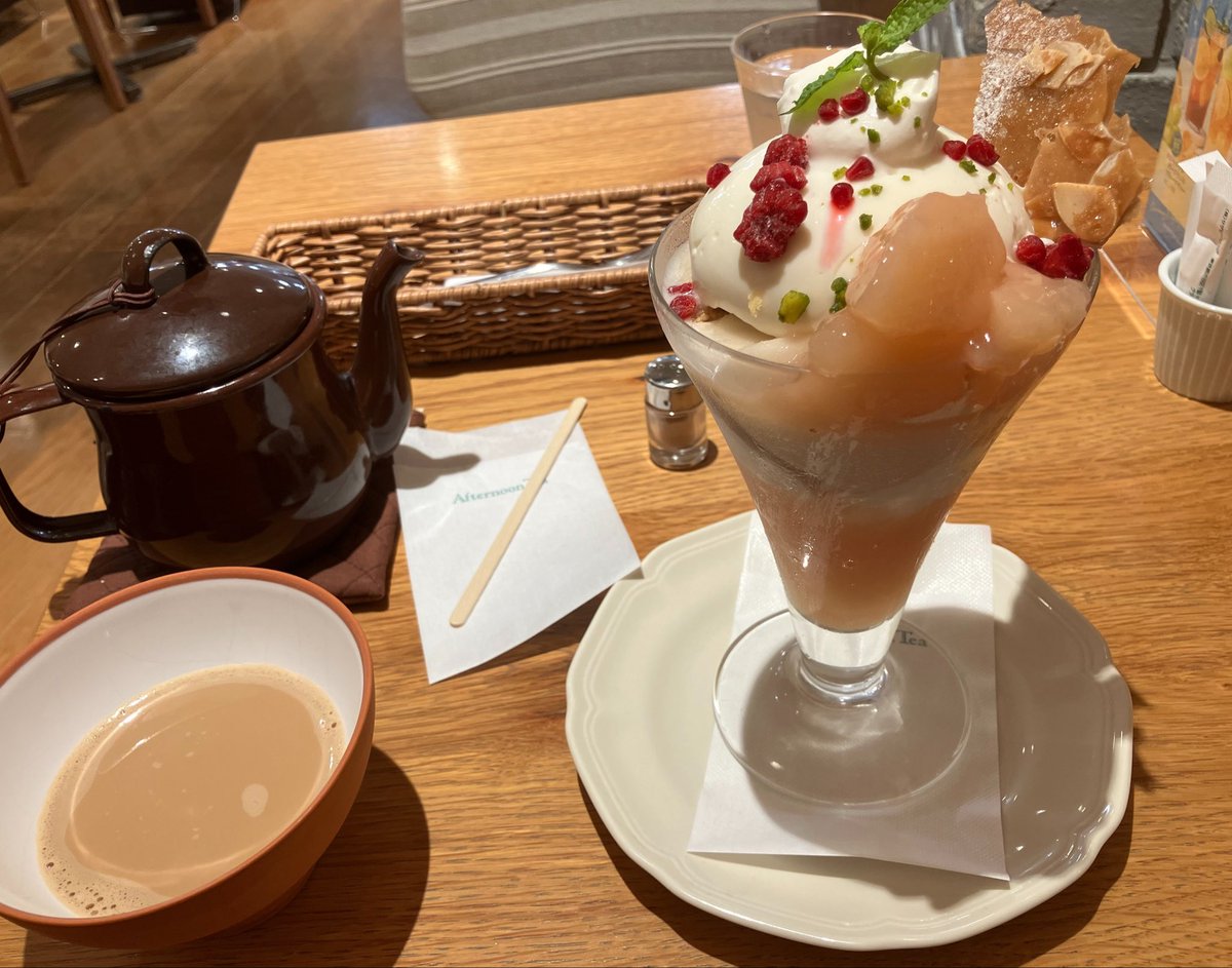 fallcloverlily's tweet photo. 今日はお茶の時間もあります。
白桃とラズベリーのブランマンジェパフェ。
一番上のこんもりブランマンジェがまったりなめらかでとてもおいしい。シロップ桃もソルベもクランブルもみんな味と食感がよくあってて食べ進めるごとに楽しめました。
そしてやっぱりホットチャイが精神に効く。 https://t.co/Eg3FCKCNdS