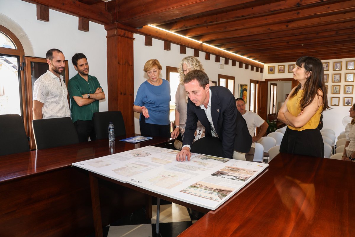 Ll_Galmes's tweet photo. Avui, en el marc de les visites a tots els municipis, hem visitat Llubí per comprovar de primera mà l’evolució de les obres de la nova pista multiesportiva coberta del poliesportiu municipal, una infraestructura molt esperada pels veïnats i que compta amb una inversió del @ConselldeMca de 768.000 euros a través del Pla d’Obres i Serveis.

També hem conegut la resta d’actuacions que el Consell impulsa a Llubí, com la millora de la pista coberta, l’adequació del bar-cafeteria del poliesportiu i la redacció el projecte de Ca ses Monges, que pròximament serà centre de dia, biblioteca i casal de joves.

El compromís del Consell de Mallorca és clar: estar al costat dels ajuntaments i invertir en projectes que milloren la qualitat de vida dels mallorquins i mallorquines. 

Aquesta legislatura, Llubí rebrà una inversió històrica de 16,5 milions d’euros per impulsar infraestructures i serveis, destacant el projecte de la carretera Llubí-Santa Margalida.

Seguim treballant poble a poble, al costat dels municipis.
