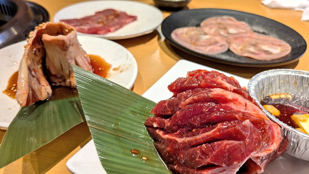 sasure_ba's tweet photo. 誕生日なので
たこ焼きと焼肉とケーキ食った✌️ https://t.co/ltf86uL0sJ