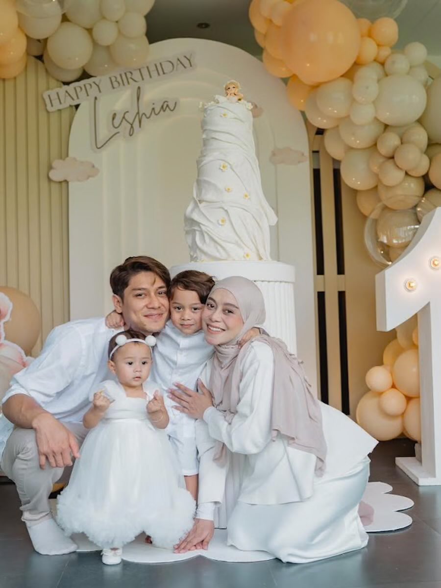 insidefolkative's tweet photo. Momen ketika anak Lesti Kejora dan Rizky Billar freestyle pas lagi main motor-motoran wkwkwkwk kok bisaaa 😭😭😭😭😭 https://t.co/g0svGlA5oB