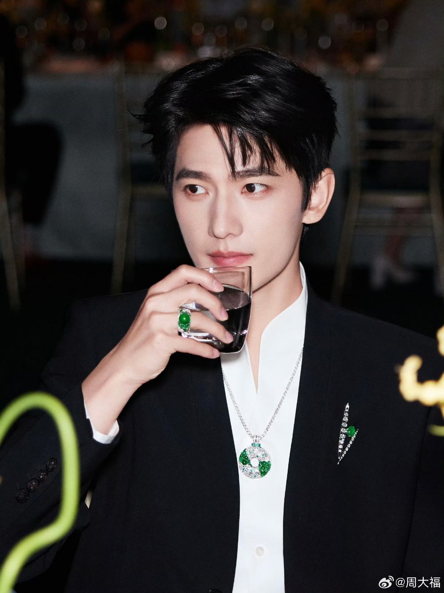 yangyang_tweets's tweet photo. 【260625】Chow Tai Fook shared snaps of Global brand ambassador #YangYang from the Chinese Couture Jewellery collection exhibition yesterday in Shanghai💎

#杨洋 #YangYang杨洋 #หยางหยาง https://t.co/PpW1tQjunB