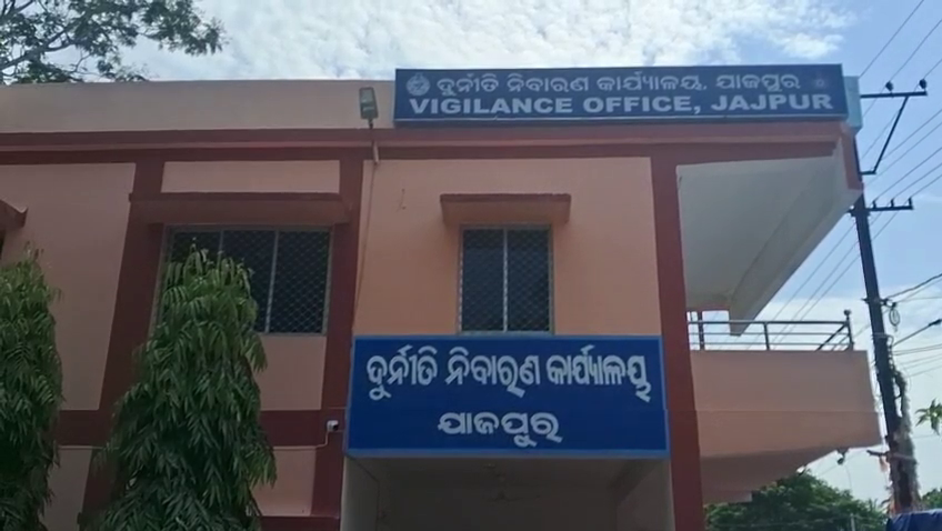 otvkhabar's tweet photo. #ଯାଜପୁର_LED_ସ୍କାମ୍; #୬_ଅଟକ
-ଯାଜପୁର ଜିଲ୍ଲାରେ LED ଲାଇଟ୍ ଲଗାଯିବା ସ୍କାମ୍
-୬ ଜଣ ଠିକାଦାରଙ୍କୁ ଅଟକ ରଖି ଭିଜିଲାନ୍ସର ପଚରାଉଚରା
-୩ଟି ଜିଲ୍ଲାର ୫୦ଟି ସ୍ଥାନରେ ରେଡ୍‌ କରୁଛି ଭିଜିଲାନ୍ସ
#JajpurLEDS cam #JajpurScam #LEDScam #VigilanceRaid #OdishaVigilance #ContractorArrest #OdishaNews #CorruptionExposed #JajpurNews #Odisha #OTV