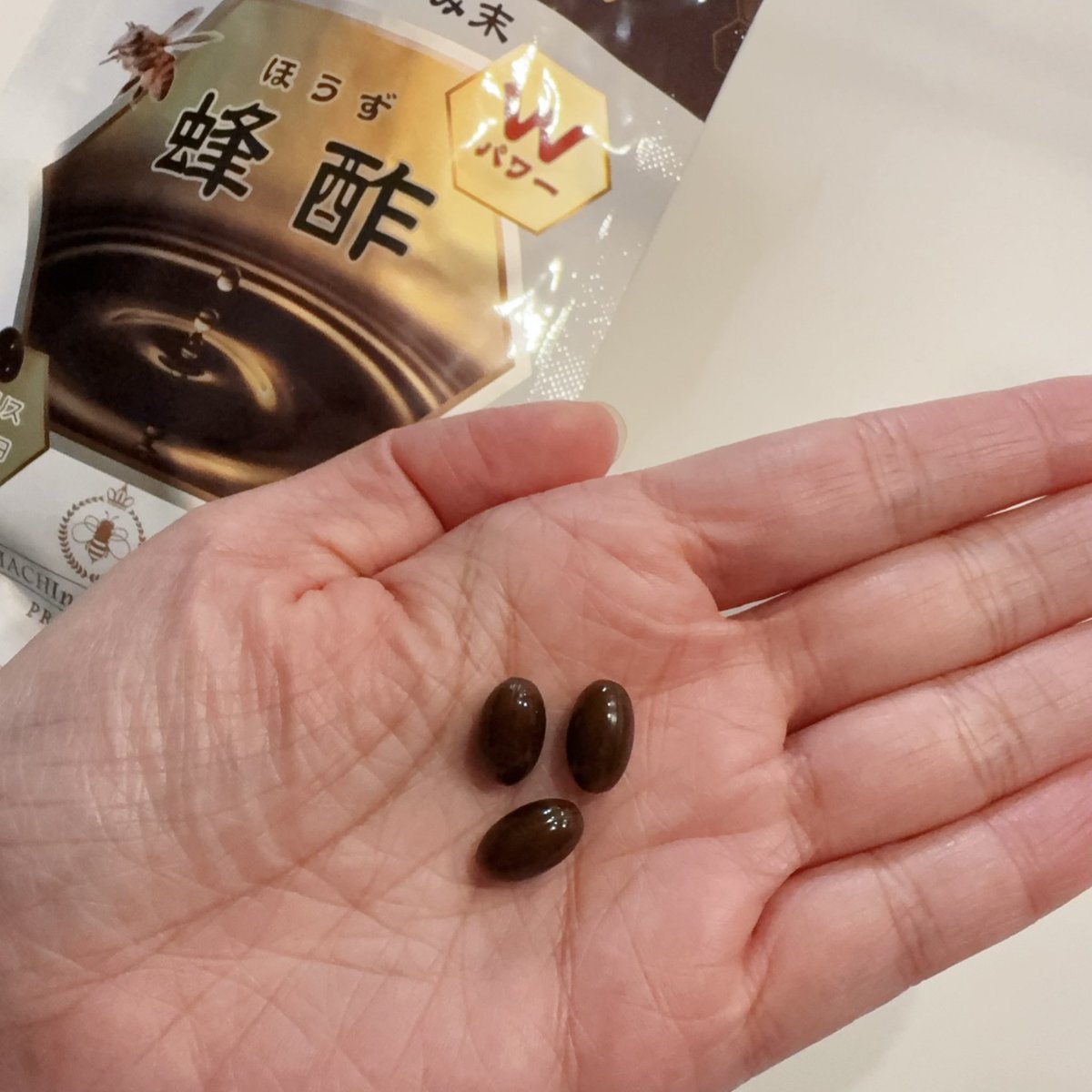 crysta11328's tweet photo. #PR #蜂の宝本舗 #プロポリス #蜂酢 #健康習慣
蜂の宝本舗「プロポリス＋黒酢もろみ末 蜂酢」をお試し。
黒酢入りですがカプセルタイプなので飲みやすく、においもほとんど気になりませんでした。粒も大きすぎず、さっと飲めるのが◎
https://t.co/OUbBmbL088
@hachinotakara https://t.co/ZJ7H7yPXfo