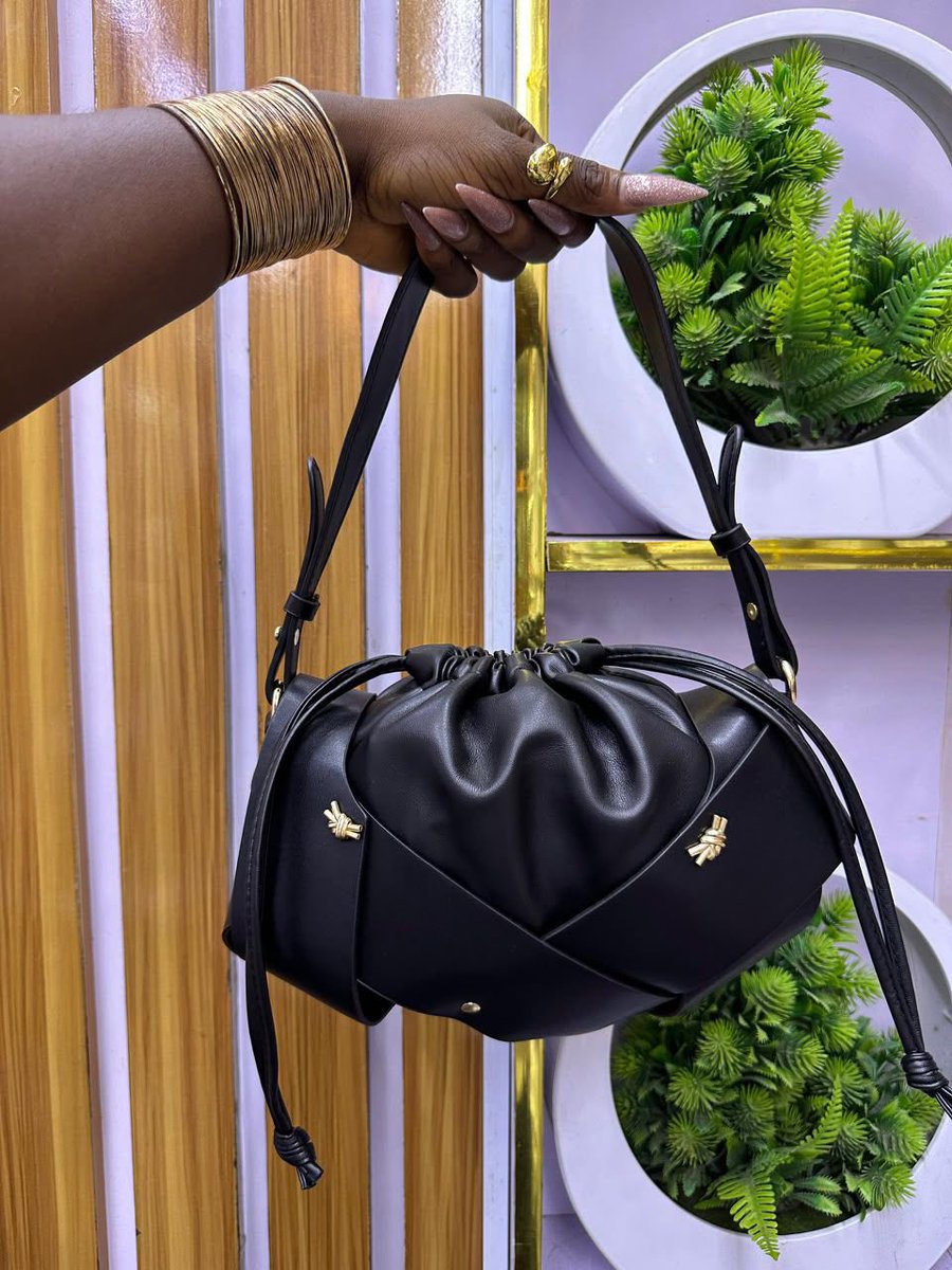 MikunStyles6's tweet photo. What of these color will go with your next outing??
Ngn 35,000
Simple and Classy❤️✅
#partybag #viral https://t.co/IRmnDj17CW