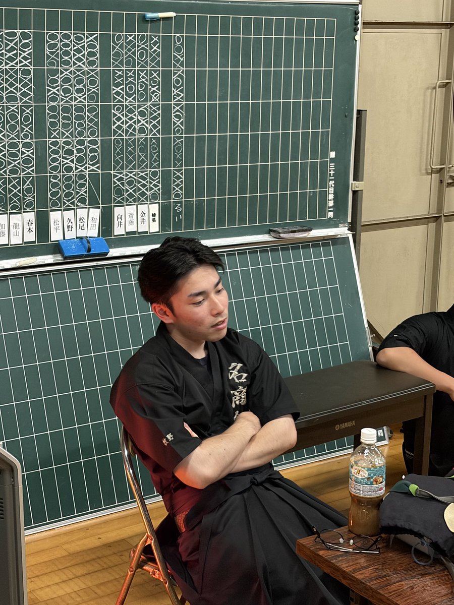 NUCBKYUDO's tweet photo. 本日は月例射会を行いました。
射詰め、遠近で決まらなかったためじゃんけんを行いました。

結果　春本（一）👊
　　　金井（一）✌️

春本（一）の優勝が決定しました。

また、新谷（一）が初中りを達成しました。
 #主将ガン萎え
 #ガンギマリ https://t.co/E7EOPs8zUL