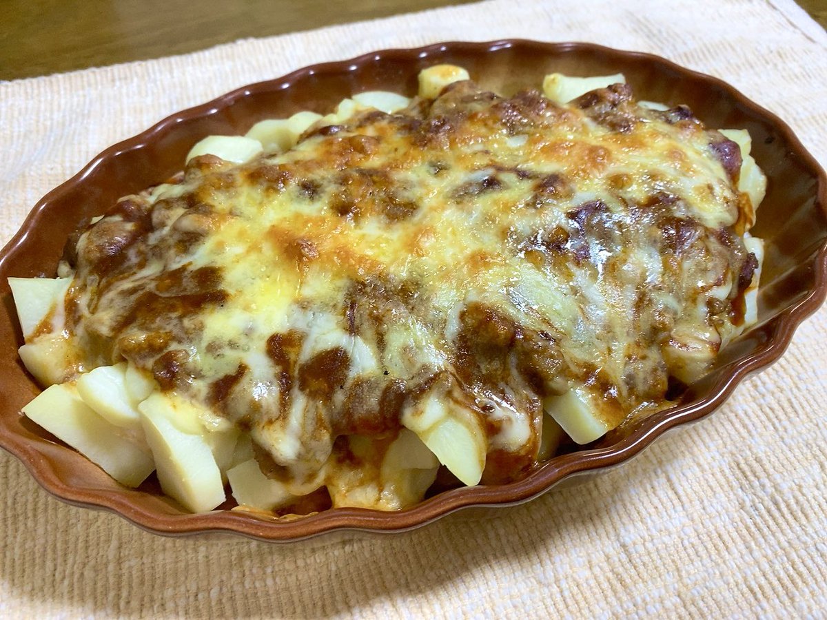 uSydI7's tweet photo. じゃが芋のミートチーズ焼き 母がお芋🥔を掘ってくれていたので追熟させてから使いました チーズinハンバーグを崩しミートソースにし追いデミソースとチーズです 鹿の子イカとパプリカ 胡瓜🥒でマリネ 美味しくて食べ過ぎ注意⚠️です😆 #チーズ焼き  #料理 #リメイク 皆さんご安全にお過ごし下さい🤝🫡 https://t.co/NcznBepoAg