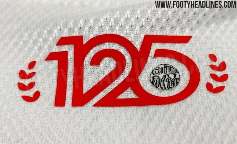 BandaRoja_'s tweet photo. 🐔La nueva camiseta titular de #River llevará un detalle en recuerdo al 125 aniversario de fundación.

⚠️El número estará acompañado por el escudo que fue descubierto hace poco gracias a un socio.

ℹ️ @Footy_Headlines https://t.co/UULgkYbjaR