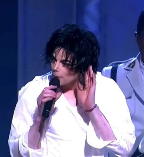 academiccatt's tweet photo. June 25, World Vitiligo Day -
thank you Michael for your courage in speaking out about your vitiligo. 
You did this amid a 🐍 adversarial interview, at a time in healthcare where autoimmune disease was not really understood well, let alone discussed 💔
The world recognizes you today in our collective grief, as well as for your beauty, compassion, humanitarian work, artistry and World Vitiligo day - me, I will hold respectful space for the strength it took for you to share your private health information knowing the world would continue to judge + mock you ❤️‍🩹