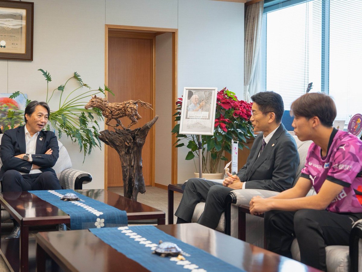 sangafc's tweet photo. 🟣亀岡市役所を表敬訪問🟣

桂川市長を訪問し、百年構想リーグの報告と日頃からのサポートに関する感謝の意を伝えました。
これからもサンガは地域の課題解決やコミュニティ活性化など、地域に根差した活動を続けてまいります。

サンガの地域貢献活動については⬇️
https://t.co/RvkJDqPQxZ

#sanga #京都サンガ
#地域と共に歩むクラブへ