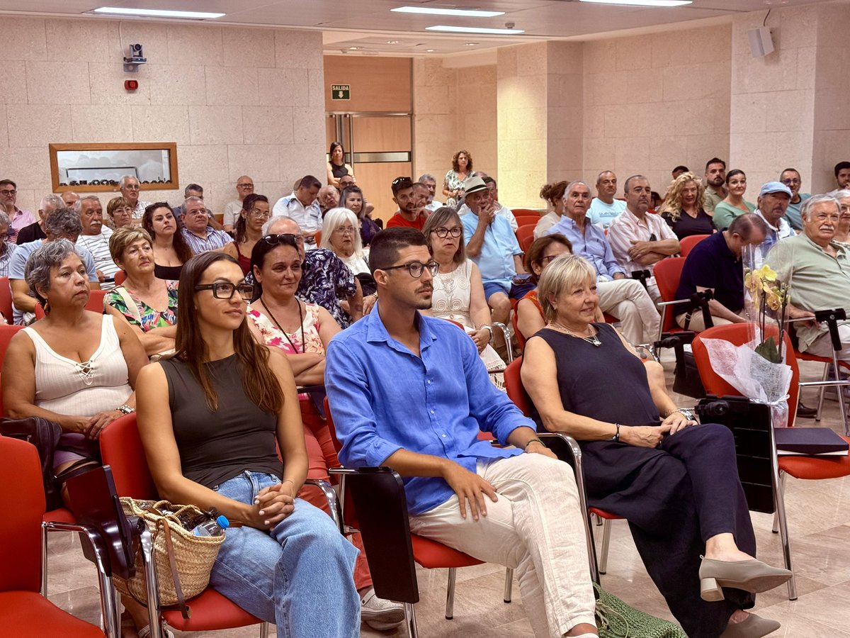 FeSMC_ugt_ib's tweet photo. Hoy hemos celebrado un emotivo acto en memoria de nuestro compañero Xisco Mulet i Clodover, un año después de su pérdida.

Familia, compañeros y compañeras nos hemos reunido para recordar su trayectoria, su compromiso y su manera de entender el sindicalismo: escuchando, estando presente y defendiendo siempre a las personas trabajadoras.

Su silla queda vacía, pero su ejemplo, sus valores y la huella que dejó siguen muy presentes en nuestra organización.

La mejor manera de honrar su memoria es continuar la lucha que compartimos.

Gracias, Xisco. Siempre con nosotros.

#UGT #FeSMCUGT #IllesBalears #MemoriaSindical #XiscoMulet