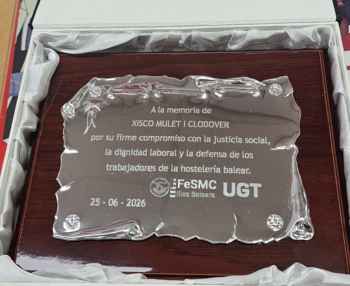 FeSMC_ugt_ib's tweet photo. Hoy hemos celebrado un emotivo acto en memoria de nuestro compañero Xisco Mulet i Clodover, un año después de su pérdida.

Familia, compañeros y compañeras nos hemos reunido para recordar su trayectoria, su compromiso y su manera de entender el sindicalismo: escuchando, estando presente y defendiendo siempre a las personas trabajadoras.

Su silla queda vacía, pero su ejemplo, sus valores y la huella que dejó siguen muy presentes en nuestra organización.

La mejor manera de honrar su memoria es continuar la lucha que compartimos.

Gracias, Xisco. Siempre con nosotros.

#UGT #FeSMCUGT #IllesBalears #MemoriaSindical #XiscoMulet