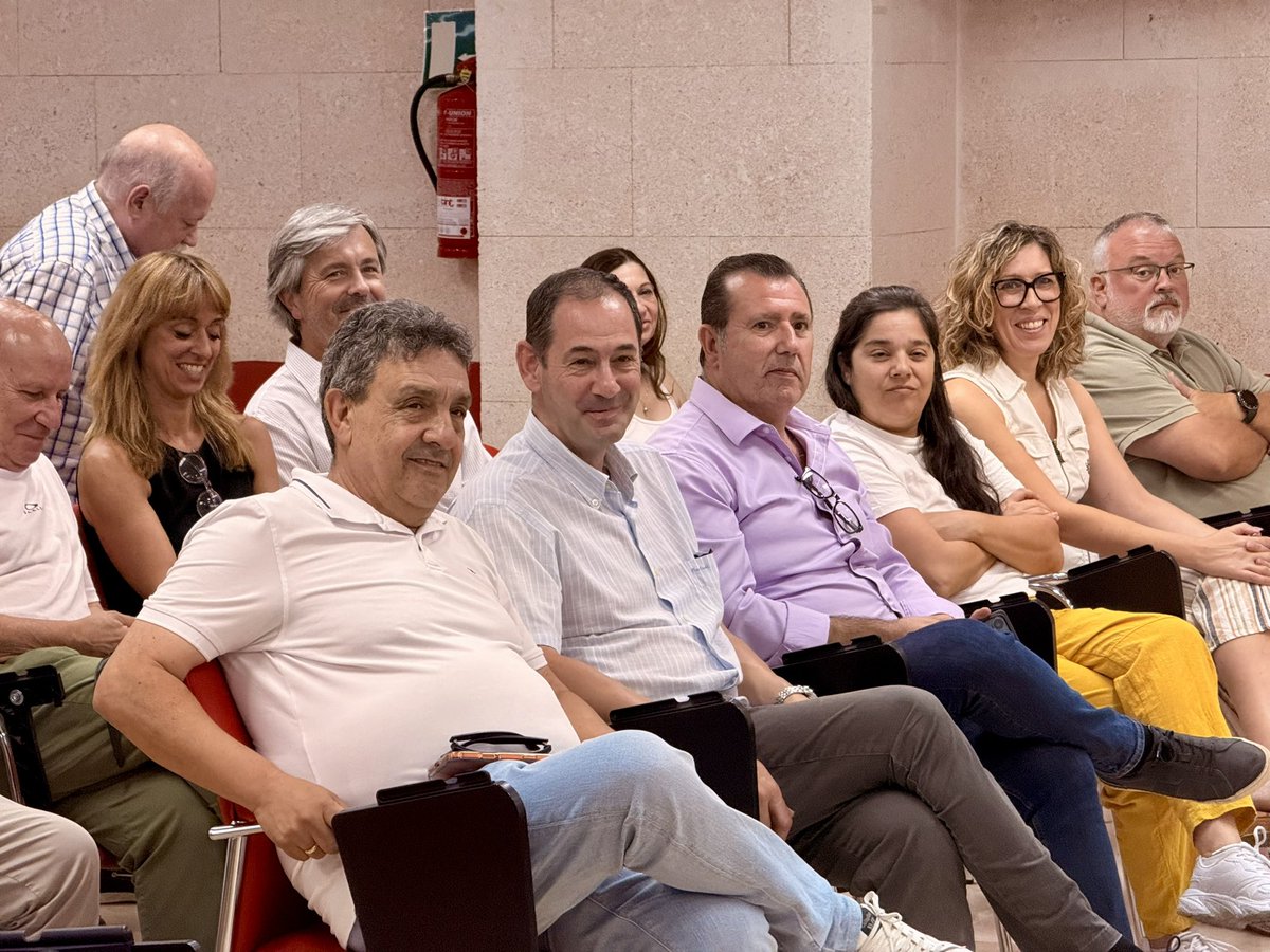 FeSMC_ugt_ib's tweet photo. Hoy hemos celebrado un emotivo acto en memoria de nuestro compañero Xisco Mulet i Clodover, un año después de su pérdida.

Familia, compañeros y compañeras nos hemos reunido para recordar su trayectoria, su compromiso y su manera de entender el sindicalismo: escuchando, estando presente y defendiendo siempre a las personas trabajadoras.

Su silla queda vacía, pero su ejemplo, sus valores y la huella que dejó siguen muy presentes en nuestra organización.

La mejor manera de honrar su memoria es continuar la lucha que compartimos.

Gracias, Xisco. Siempre con nosotros.

#UGT #FeSMCUGT #IllesBalears #MemoriaSindical #XiscoMulet
