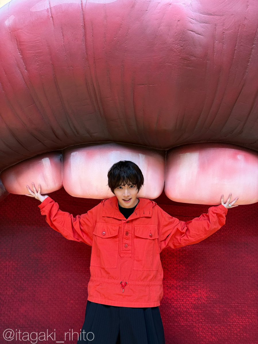 itagaki_rihito's tweet photo. 本日は「口に関するアンケート」公開直前！学校サプライズイベントでした！

写真は大きな口に食べられそうだけど嬉しそうに耐えている板垣です👄

7/3(金)公開です！お楽しみに✨

from staff https://t.co/5wMSL7ZuY6