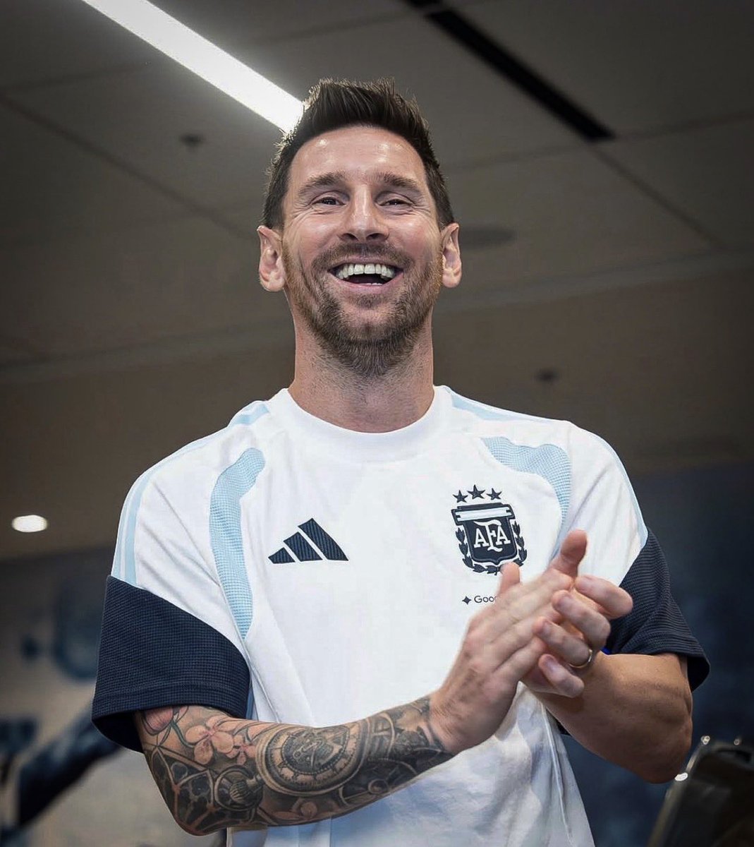 TouchlineX's tweet photo. 🚨🇦🇷 𝗡𝗘𝗪: Lionel Messi during his birthday celebrations! 🎂 https://t.co/yYprtzURls
