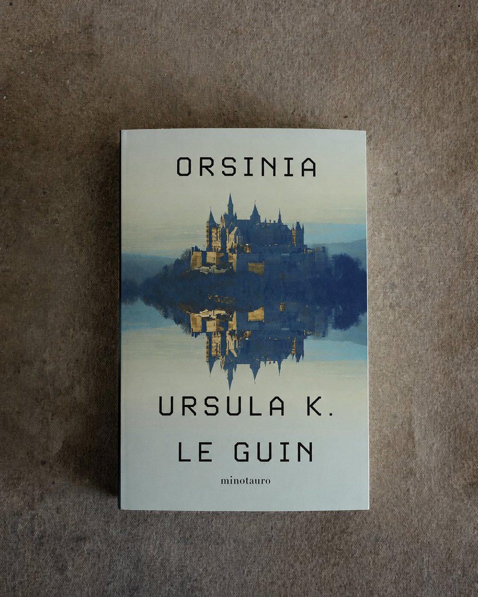 minotaurolibros's tweet photo. Hoy llega a librerías «Orsinia», un compendio de distorias de amor, de vida y de muerte de la inigualable Ursula K. Le Guin.

Entre las montañas y llanuras menos transitadas de Europa Central, quizá un poco al este de Austria y al norte de Eslovenia, se alza el antiguo reino de Orsinia, el territorio imaginario centroeuropeo creado por Ursula K. Le Guin.

Este volumen recorre ocho siglos de historia ficticia del ciclo de Orsinia, a través de la novela Malafrena y los relatos de Países imaginarios, Las llaves del aire y Dos retrasos en la línea Norte.

🏰  https://t.co/lAlNTciXE8