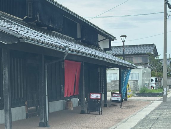 nomikai1988's tweet photo. .
今日の輪島

先日、載せたのは工房長屋「体験工房」でＭＹ箸を沈金・蒔絵で体験出来る。

こちらは「情報工房」
輪島塗の展示、職人さんの作ってる所が見学出来ます。
「輪島サイダー」も扱ってます。 https://t.co/KoiSiPMAXo