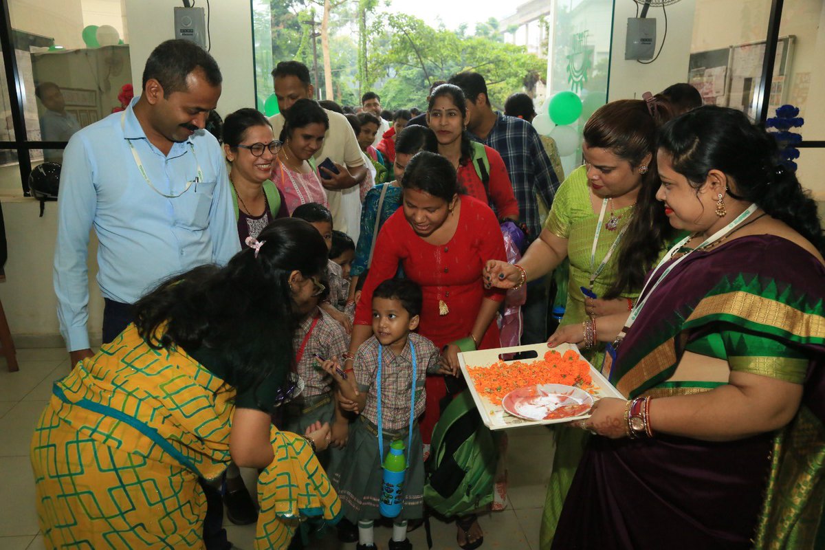 KIITPublicSch's tweet photo. The first day of Kindergarten is both exhilarating for students, parents, and teachers, because this day is a significant milestone in the child's life.
#KIITPublicSchool
#FoundationalSkills
#InteractiveGreetings
#FocusedlearningEnvironment https://t.co/SbKrpNn4Y4