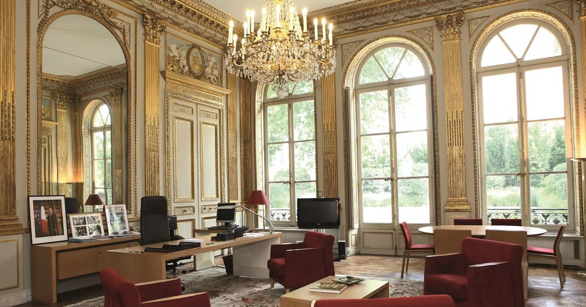 french_report78's tweet photo. Ils nous prennent vraiment pour des idiots :

- Bureau RDC sur parc arboré exposé plein Nord
- climatisation visible sur le toit du bâtiment 

Je ne sais pas comment il se débrouille pour atteindre les 38ºc dans son bureau, même si ce dernier constituait la seule pièce du bâtiment non reliée au système.