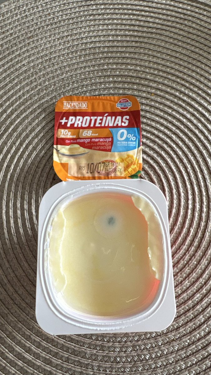 Sergio_Leon99's tweet photo. Hola, @Mercadona 

He encontrado lo que parece ser moho en un yogur Hacendado recién abierto, con fecha de caducidad del 10/07. Adjunto una fotografía. Me gustaría saber cómo vais a gestionar esta incidencia, ya que se trata de un problema de seguridad alimentaria. https://t.co/XR3SEZpw3d