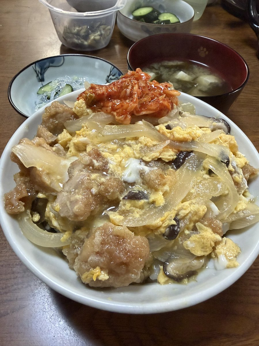 nagapi31's tweet photo. 今日の夕ご飯は、鶏の唐揚げの親子丼でーす‼️
とっても美味しかったです😋‼️ https://t.co/yo6xT7B6Kc