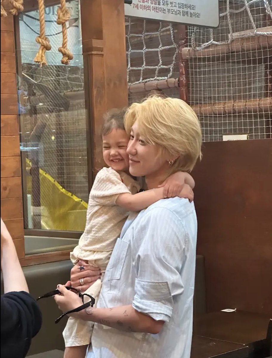 minghaocheoI_'s tweet photo. THE CUTEST PICTURES OF MINGHAO AND RINA 😭😭😭😭😭😭😭😭 OH MY GOD LOOK AT RINA'S SMILE WHILE LOOKING AT MINGHAO 😭😭😭 

so so cute im cryn https://t.co/71HOMHFBpV
