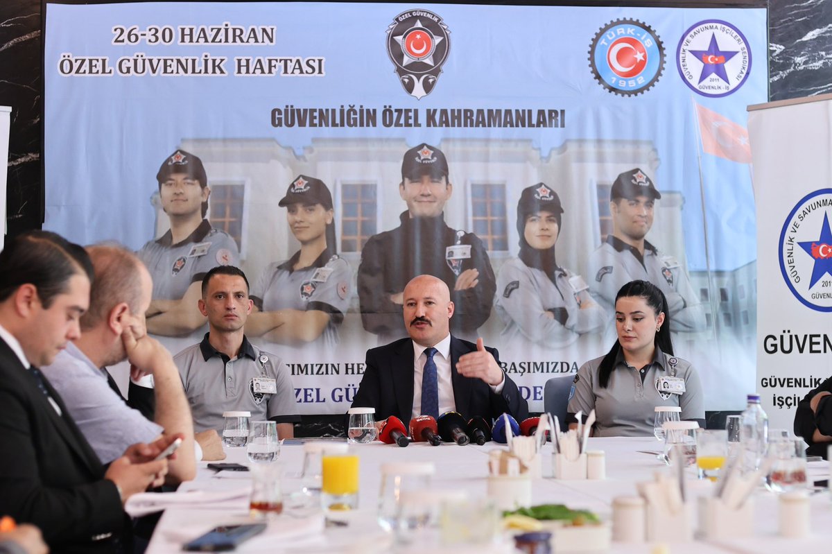 omercagirici's tweet photo. Güvenlik-İş Sendikamız tarafından 26-30 Haziran Özel Güvenlik Günü ve Haftası' dolayısıyla Yönetim Kurulumuz ve meslektaşlarımız özel güvenlik görevlilerinde katılımıyla basın toplantısı gerçekleştirerek 390 bin meslektaşımız özel güvenlik görevlisinin sorun ve taleplerini ve Güvenlik-İş Sendikamızın çalışmalarını aktardık..

İşimiz de ,gücümüz de özel güvenlik..

Basın toplantısında, özel güvenlik görevlilerinin sorun ve taleplerini,  yıpranma hakkı ,kanun nezdinde şehitlik ve gazilik hakkı , kadro kapsamı dışında bırakılan KİT'lerde çalışan üyelerimizin kadro taleplerini, özel güvenlik görevlilerinin düşük ücretlerde sağlıklı çalışamadığını ,mesleki gelişimi ,okullardaki güvenlik uygulamalarına yönelik düşüncelerimizi ve kalıcı çözüm bulunması adına taleplerimizi, Sendikamızın 'Özel Güvenlik Farkındalık Projesi'ne kadar pek çok konuda açıklamalarda bulunduk..
#güvenliğinözelkahramanları 
#özelgüvenlikhaftası 
#güvenlikişsendikası 
@turkiskonf 
@Guvenlik_is