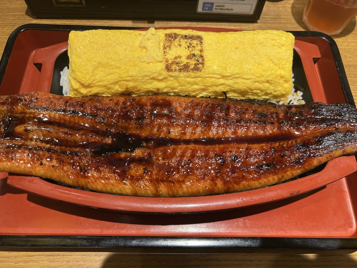 bbird4012's tweet photo. 衝動に駆られて食っちま��た…！
悪魔盛りッッ…！！！

折角のうなぎなのに、単調だからかうなぎが重くてちょっと苦しかった。
同じ値段でいろんな料理頼んだ方が生産的だとは思いますw
バカのメニューで馬鹿を見たけど後悔はしていない。 https://t.co/4TmmPpISFd