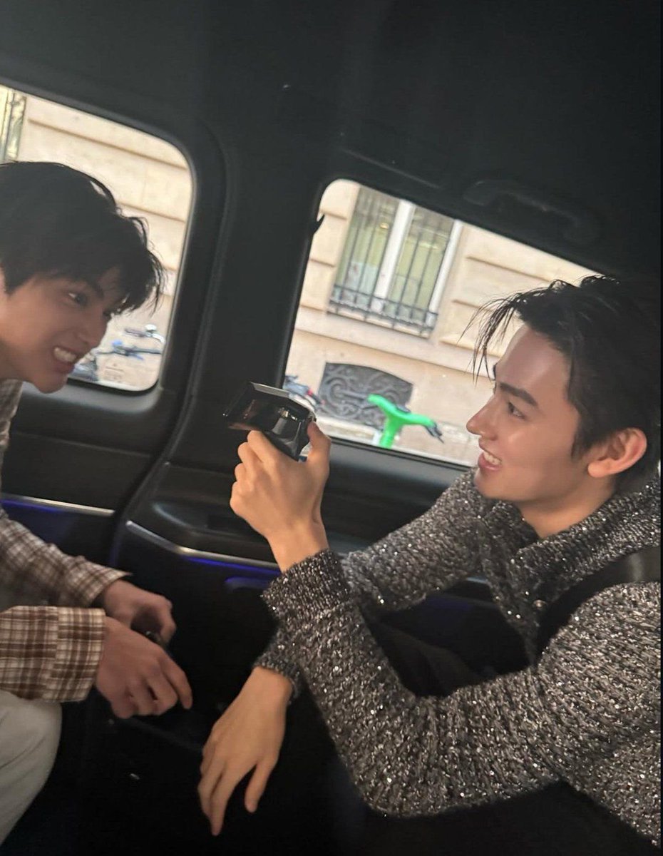 fleureomsean's tweet photo. love in paris https://t.co/WkuKMh7X6X