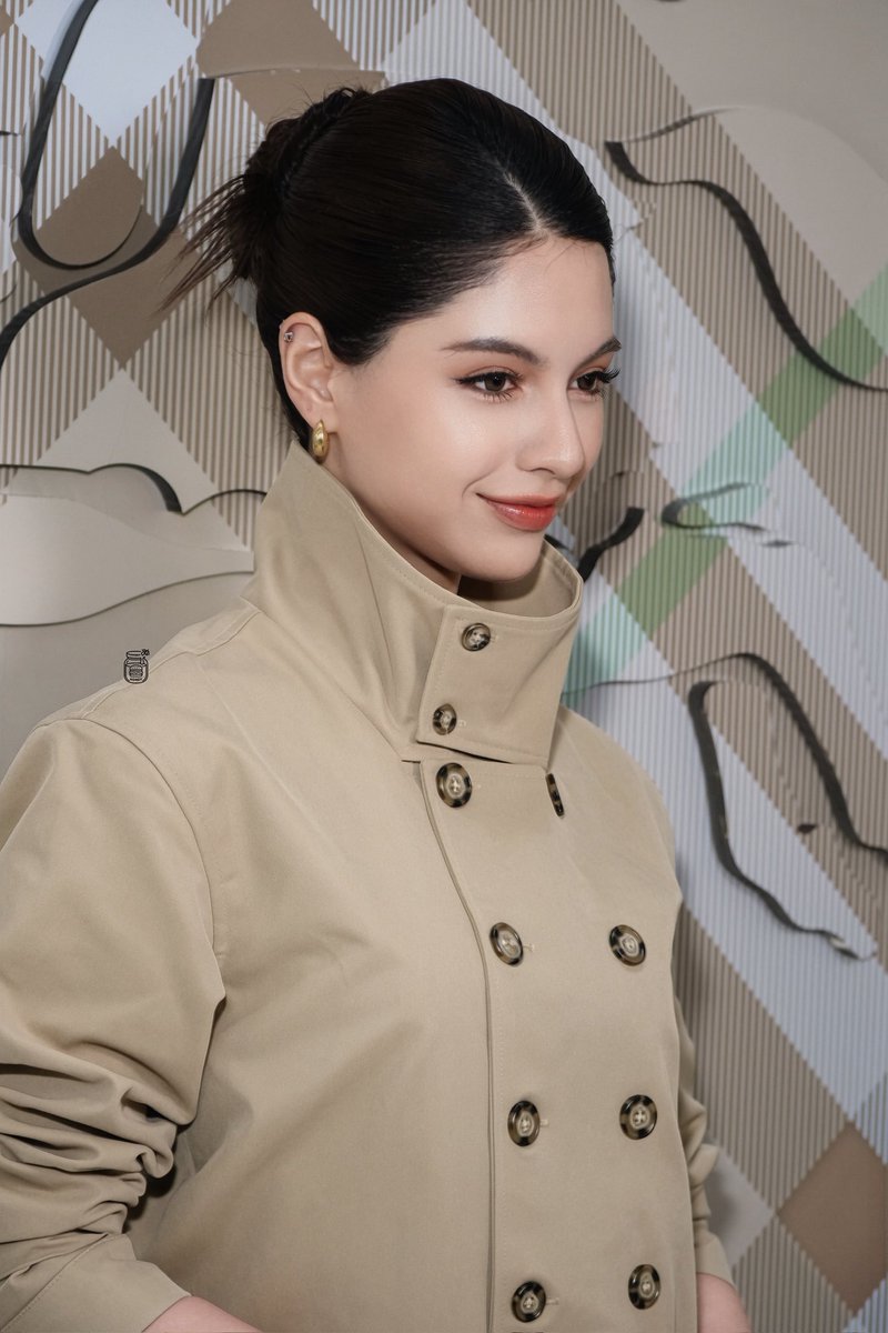 WSomsomm's tweet photo. Quick, call an ambulance for me! I'm totally smitten with her.🤯🤯🤯

SHELLYPUNDAO AT SIAMPARAGON
#BURBERRYBEAUTYxshellypundao https://t.co/xzoTIZzum4