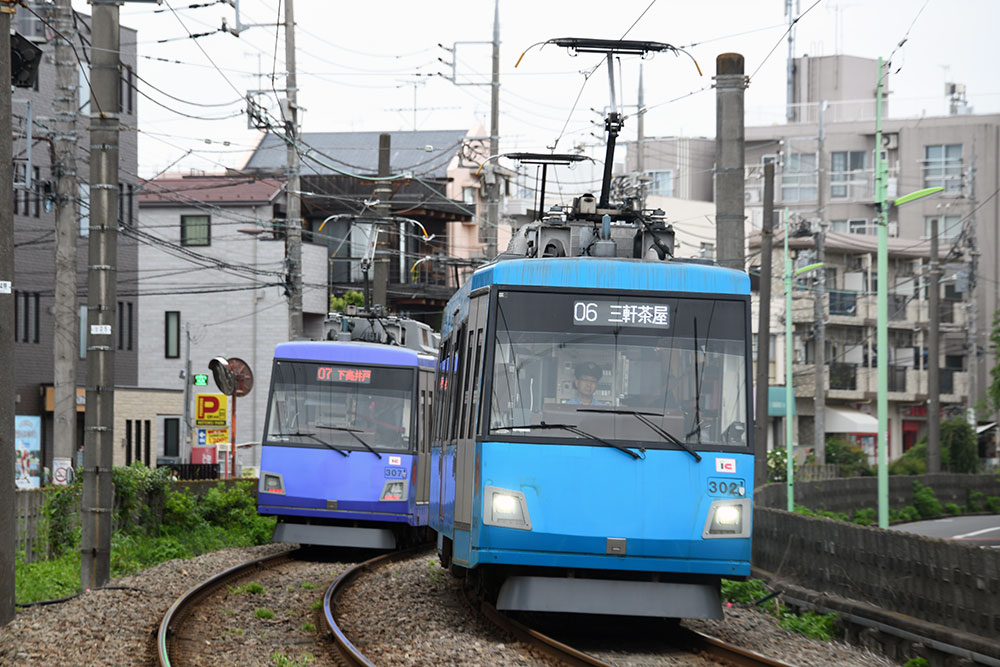 SetagayaLineCom's tweet photo. 301編成に続いて、302編成・303編成の表示器が相次いで更新されました。
302編成は6月24日の6運行、303編成は25日の6運行が更新後の初運行となりました。いずれも前日のA8運行での入庫後に交換作業が行われたものと思われます。

これで世田谷線300系の白色LED搭載編成は3本になりました。 https://t.co/V7jgOHLIkU