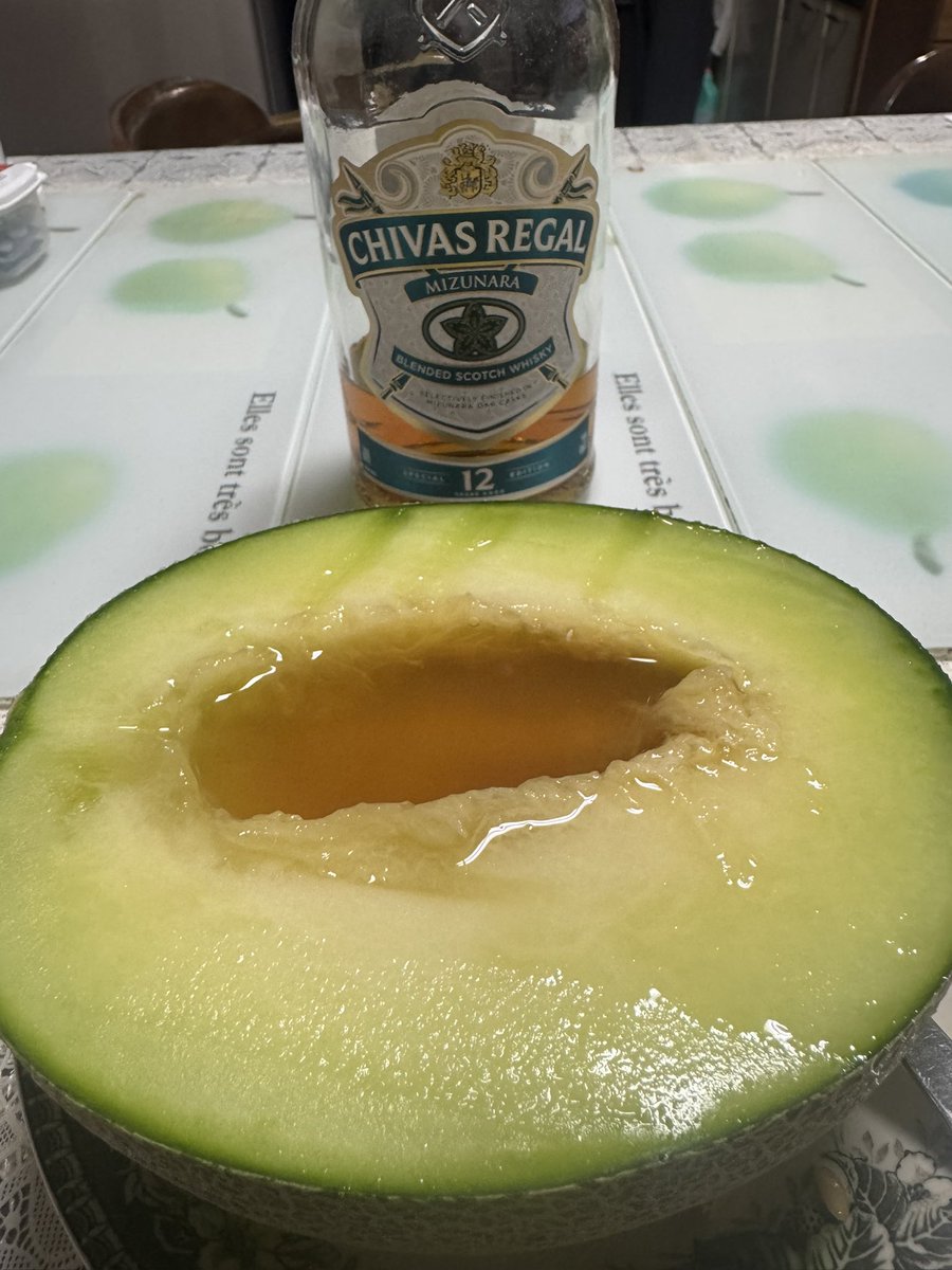 drunk_top's tweet photo. 皆様 木曜日もお疲れ様でした😊
台風とサッカーが気になって仕事があまり手につきません🤣
甘いのある日〜✌️
どや😁
こうやってしばいた🍈
ウイスキー3回入れてしまった😂
最高😍

彌榮🇯🇵🍻(^_^)
皆様 かんぱ〜い🥃✨ https://t.co/z1IapAGLaM