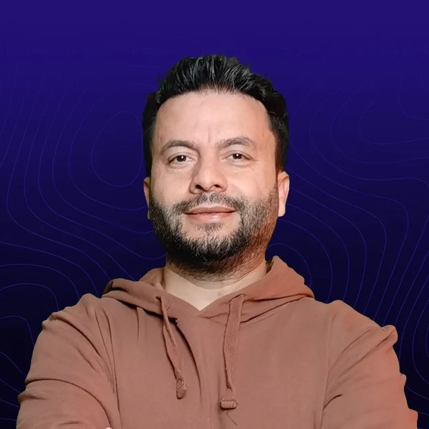 siyahsancakx's tweet photo. 🔴 Hakkı Alkan, sahibi olduğu Shiftdelete’i devredeceğini açıkladı:

▪️ "ShiftDelete çok büyük. Yönetmekte zorlanıyorum. Benden sonra yönetecek kişilerin de işi daha iyi noktalara taşımasını isterim."

▪️ "Ben öncelikle içerik üreticisiyim. Bunun yanında yaklaşık beş startup’a yatırımım var. Onlar da sürekli görüşmek istiyor."

▪️ "Telefon tamir işi var, lojistik işi var. İki tane tırımız çalışıyor."

▪️ "Ajansımız var, etkinlikler düzenliyoruz. Yapay zeka startup’larına danışmanlık veriyoruz."

▪️ "Bir yandan bunları yürüteceğim, bir yandan ShiftDelete’i yöneteceğim. Bir yandan da kişisel hesaplarım var. Bunlar da az iş değil."

▪️ "YouTube kanalının aylık izlenmesi 5-6 milyonu buluyor. Instagram hesabı ise yaklaşık 30 milyon erişime ulaşıyor."

▪️ Sunucu: "Yani ShiftDelete’i yavaş yavaş pazarlayacak mıyız? Ya da hazır bir alıcı mı var?”

▪️ "Yok abi, paraya ihtiyacımız yok. Bizim ihtiyacımız olan şey değer. İki farklı kurumla görüşüyoruz. Eğer bu kurumlar şirkete gerçekten değer katabilecek bir katkıyla gelirlerse, ki şu anda bunu konuşuyoruz, neden olmasın?"

▪️ Sunucu: "Yani ShiftDelete’i daha üst seviyeye taşıyabilmek için, uygun şartlar oluşursa her an devredebiliriz, öyle mi?"

▪️ "Yönetimini daha profesyonel hâle getireceğiz."