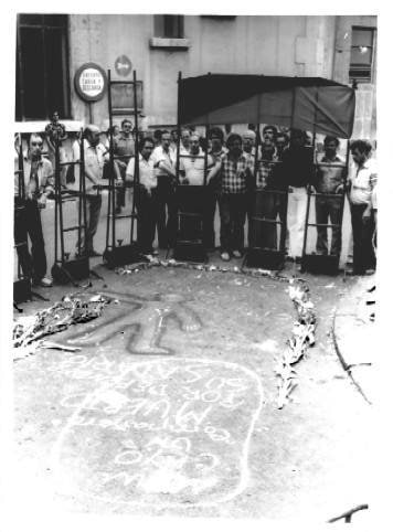 outsidersesp's tweet photo. El 25 de junio de 1979 era asesinado el anarquista de 20 años Valentín González Ramírez durante una carga policial contra los trabajadores en huelga del mercado de abastos de Valencia.

Afiliado a CNT, Valentín fue ejecutado por una pelota de goma disparada a bocajarro contra su pecho a escasa distancia en el momento en el que éste intentaba defender a su padre del brutal apaleamiento a que estaba siendo sometido por otros policías.

Dos días después, durante su funeral, una huelga general masiva fue convocada en toda Valencia. Los actos de solidaridad se repetirían en toda la península. En Murcia las protestas acabaron con 20 detenidos.

Alrededor de 300.000 trabajadores marcharon acompañando al féretro cubierto con una bandera rojinegra en señal de protesta hasta el cementerio.

De nuevo, ningún responsable fue encausado jamás por lo sucedido.