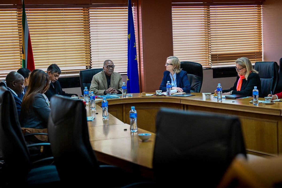 SANDF_ZA's tweet photo. READ || Recently, the 🇿🇦Secretary for Defence, Mr Bareng Mthimkhulu, hosted a 🇪🇺European Union delegation at the Defence Headquarters in Pretoria.

https://t.co/TP0hirpyM9

🇿🇦#SANDF
🇪🇺#EU
@EU_EEAS @EUinSA @LlombartPatUE @CCordeiro_EU
@SandraKramerEU https://t.co/ZP3wfu8u2p