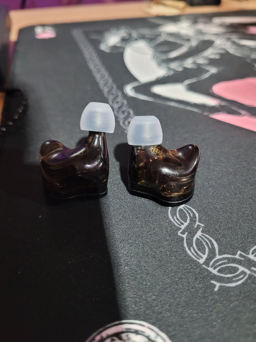 crissmathieu's tweet photo. I wanted to offer a small critique of the WLMouse Huan, as I found a flaw that I don’t think it should have: the fact that the entire body is made of resin—even the ear tips—causes a slight slippage on the aertip, which puts pressure on the ear canal. https://t.co/pst801Rm6N