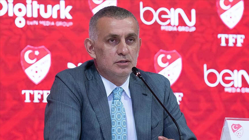 daktilock's tweet photo. TFF Başkanı Hacıosmanoğlu:  

İstifa etmeyeceğim, daha yapacak çok iş var.  Rakipler bizi ezerek yenmedi. Topa %80 biz hâkimdik.  Milli Takım tarihinde ilk defa UEFA Elit Ligi'ne çıktı. Kenar mahalle ülkeleriyle oynuyorduk. https://t.co/8rqYTmYiEo