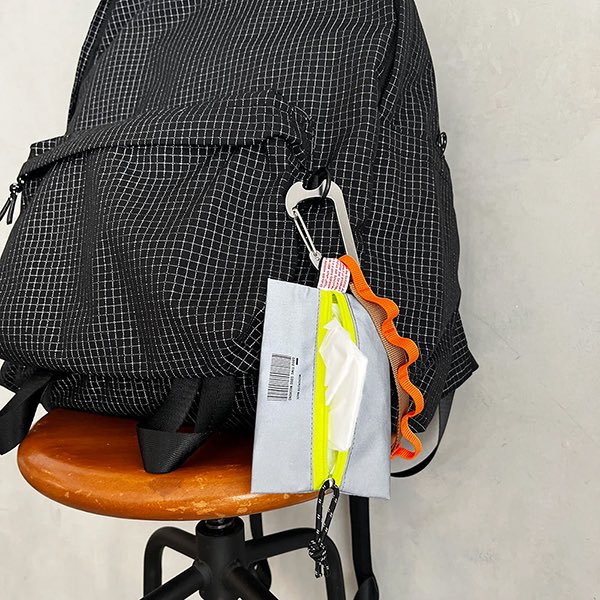 rodcontrol's tweet photo. 反射生地を使用したポケットテッシュサイズのポーチ

栓抜き機能が付いた大きめのカラビナにポケットテッシュサイズのポーチと鍵などを引っ掛けられるウェビングテープをセットしました

WEEKEND(ER) 
ポケットテッシュポーチ tente KH https://t.co/fYGNVPGo5O