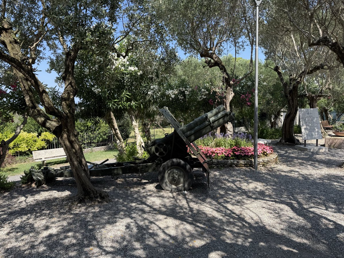 kc_1378's tweet photo. @ArseCannonPics … another cannon for your collection, this time taken at the church of ‘La Julia’ in Sirmione, Lake Garda https://t.co/FDdPw6BKgX