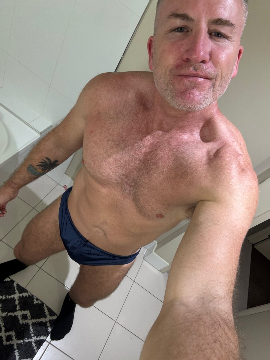 Jay_in_FNQ's tweet photo. Day 22 of 30.
Had to do a rush job at home today, ran out of time.
These are some navy #aussiebums with the pouch they were given to me by someone who thought they would look good on me. They have potential. 
#socks #speeedo #fitover40 https://t.co/YNsdtQQsbp